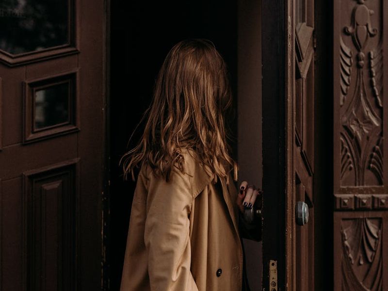 Detailed shot of a person focusing on movement in a gym.